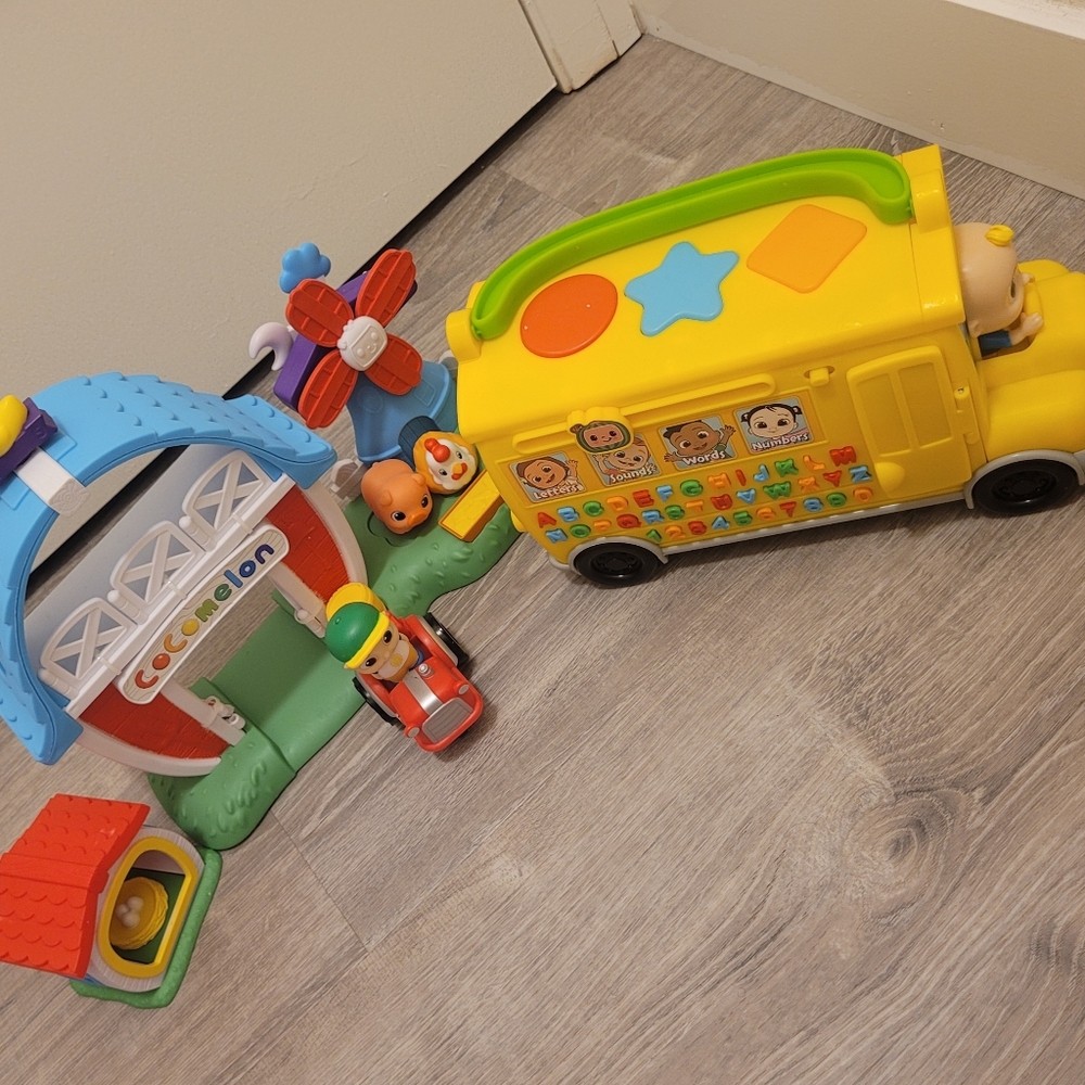 Cocomelon Farm Playset Barn And Cocomelon Musical School Bus